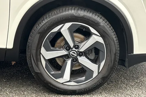 DE72KHD Nissan Qashqai 1.3 DIG-T MHEV N-Connecta Euro 6 (s/s) 5dr Thumbnail #10