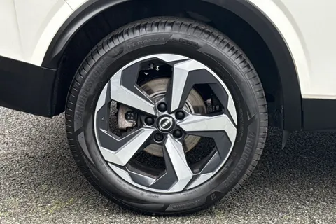 DE72KHD Nissan Qashqai 1.3 DIG-T MHEV N-Connecta Euro 6 (s/s) 5dr Thumbnail #11