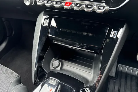 BL70LLK PEUGEOT 2008 1.2 PureTech GT Line EAT Euro 6 (s/s) 5dr Thumbnail #60