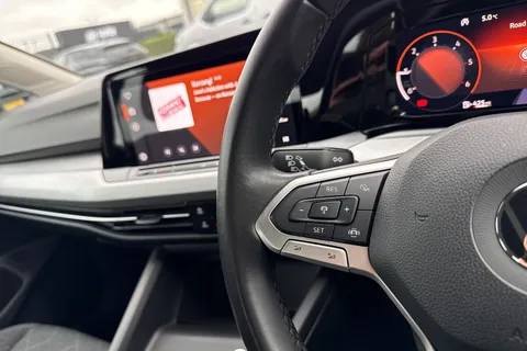 WP71RHX Volkswagen Golf 2.0 TDI Life Euro 6 (s/s) 5dr Thumbnail #37