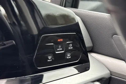 WP71RHX Volkswagen Golf 2.0 TDI Life Euro 6 (s/s) 5dr Thumbnail #41