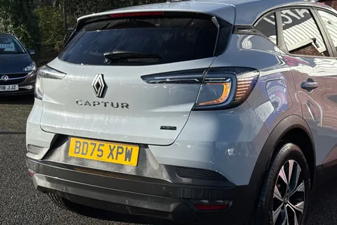 BD75XPW Renault Captur 1.8 E-Tech Full Hybrid 160 Evolution 5dr Auto Thumbnail #11