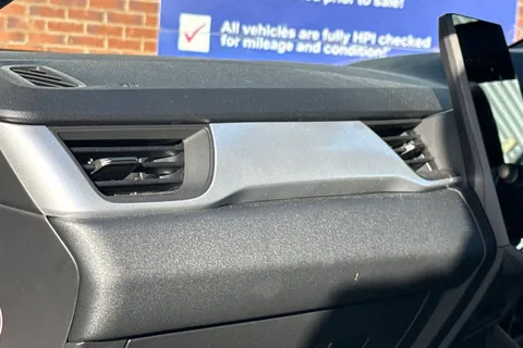 BD75XPW Renault Captur 1.8 E-Tech Full Hybrid 160 Evolution 5dr Auto Thumbnail #29