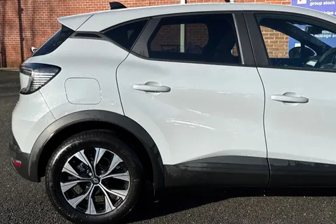 BD75XPW Renault Captur 1.8 E-Tech Full Hybrid 160 Evolution 5dr Auto Thumbnail #31