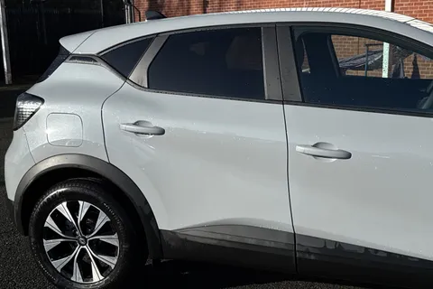 BD75XPW Renault Captur 1.8 E-Tech Full Hybrid 160 Evolution 5dr Auto Thumbnail #32