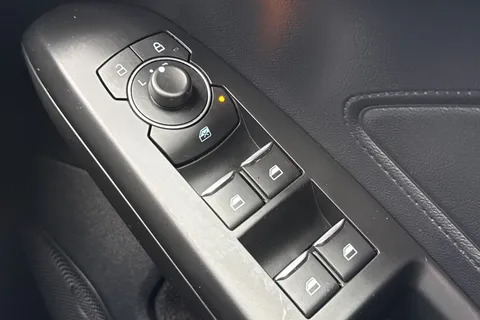 WG71SUY Ford Focus 1.0T EcoBoost Zetec Auto Euro 6 (s/s) 5dr Thumbnail #32