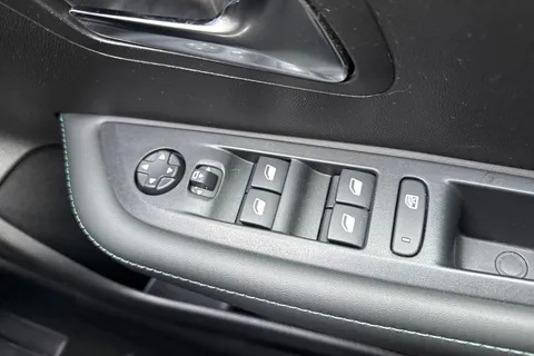 KW23GZH PEUGEOT 208 1.2 PureTech Allure Premium + EAT Euro 6 (s/s) 5dr Thumbnail #39