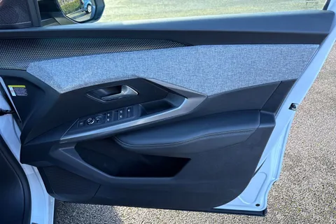 KM25VLH PEUGEOT 3008 1.2 HYBRID GT e-DSC6 Euro 6 (s/s) 5dr Thumbnail #21