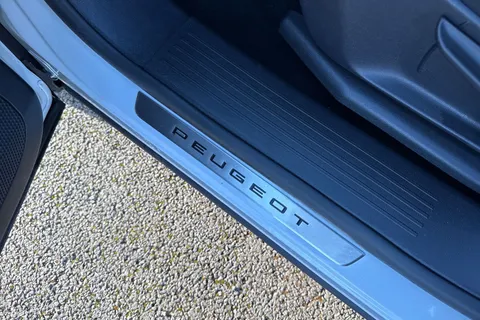 KM25VLH PEUGEOT 3008 1.2 HYBRID GT e-DSC6 Euro 6 (s/s) 5dr Thumbnail #33
