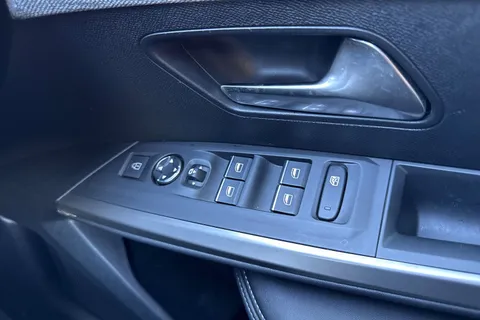 KM25VLH PEUGEOT 3008 1.2 HYBRID GT e-DSC6 Euro 6 (s/s) 5dr Thumbnail #39