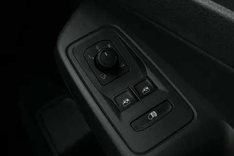 DC75KTD Volkswagen Caddy 2.0 TDI 122PS Commerce Pro Van DSG [Tech Pack] Thumbnail #40