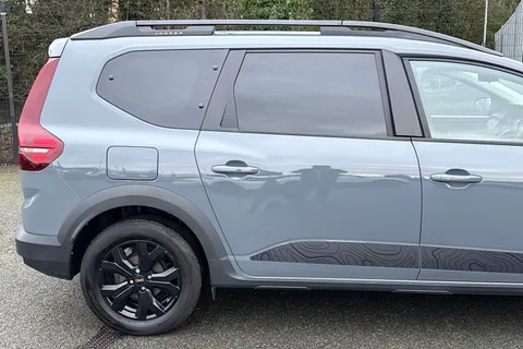YS74ZTP Dacia Jogger 1.6 HEV Extreme 5dr Auto Thumbnail #31