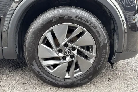 YG72UEK Nissan Qashqai 1.3 DIG-T MHEV Acenta Premium Euro 6 (s/s) 5dr Thumbnail #11