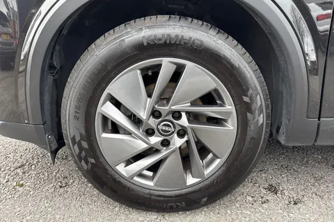 YG72UEK Nissan Qashqai 1.3 DIG-T MHEV Acenta Premium Euro 6 (s/s) 5dr Thumbnail #12