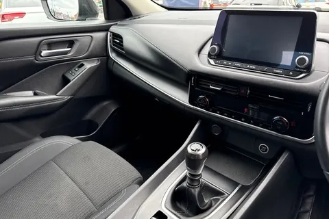 YG72UEK Nissan Qashqai 1.3 DIG-T MHEV Acenta Premium Euro 6 (s/s) 5dr Thumbnail #21