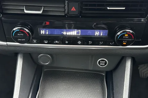 YG72UEK Nissan Qashqai 1.3 DIG-T MHEV Acenta Premium Euro 6 (s/s) 5dr Thumbnail #23