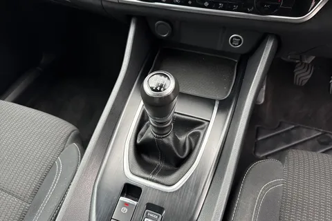 YG72UEK Nissan Qashqai 1.3 DIG-T MHEV Acenta Premium Euro 6 (s/s) 5dr Thumbnail #24
