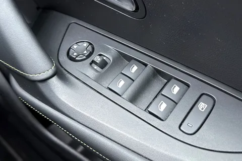 PL72WPM PEUGEOT 2008 1.2 PureTech GT Euro 6 (s/s) 5dr Thumbnail #42