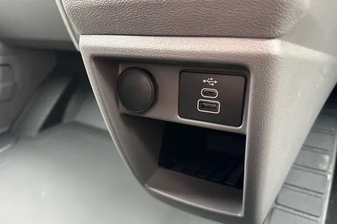 DC75CZF Volkswagen Transporter 2.0 TDI 110 Commerce Pro Van Thumbnail #36