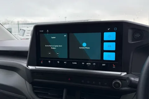 DE75GZZ Volkswagen Transporter 2.0 TDI 110 Commerce Pro Van Thumbnail #17