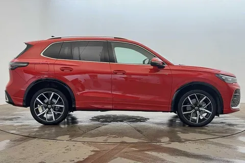 KO25OFV Volkswagen Tiguan 1.5 TSI 272 eHybrid R-Line 5dr DSG | Heated Seats | Rear Camera Thumbnail #4