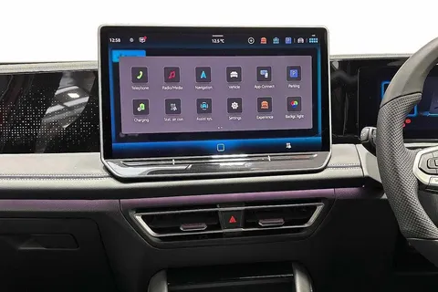 KO25OFV Volkswagen Tiguan 1.5 TSI 272 eHybrid R-Line 5dr DSG | Heated Seats | Rear Camera Thumbnail #13