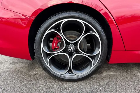 YW23OBN Alfa Romeo Giulia 2.0T Competizione Auto Euro 6 (s/s) 4dr Thumbnail #11