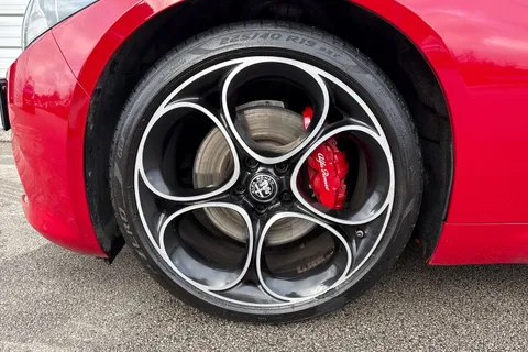 YW23OBN Alfa Romeo Giulia 2.0T Competizione Auto Euro 6 (s/s) 4dr Thumbnail #13