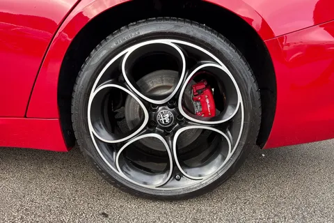 YW23OBN Alfa Romeo Giulia 2.0T Competizione Auto Euro 6 (s/s) 4dr Thumbnail #14