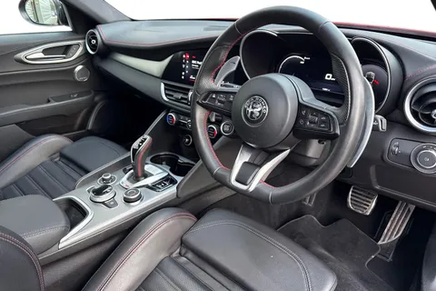 YW23OBN Alfa Romeo Giulia 2.0T Competizione Auto Euro 6 (s/s) 4dr Thumbnail #15