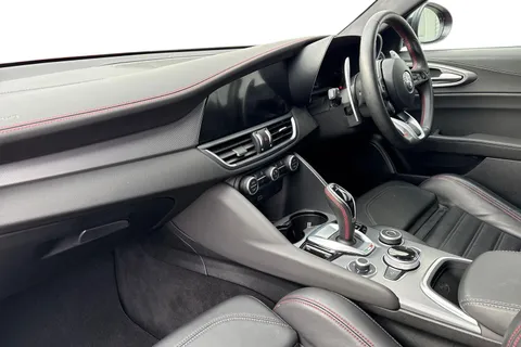 YW23OBN Alfa Romeo Giulia 2.0T Competizione Auto Euro 6 (s/s) 4dr Thumbnail #16