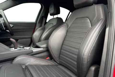 YW23OBN Alfa Romeo Giulia 2.0T Competizione Auto Euro 6 (s/s) 4dr Thumbnail #17