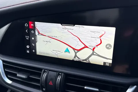 YW23OBN Alfa Romeo Giulia 2.0T Competizione Auto Euro 6 (s/s) 4dr Thumbnail #18