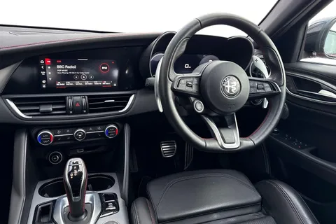 YW23OBN Alfa Romeo Giulia 2.0T Competizione Auto Euro 6 (s/s) 4dr Thumbnail #19