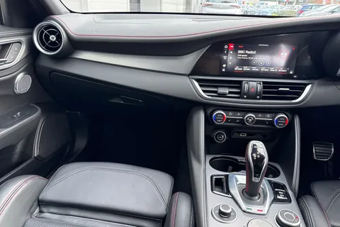 YW23OBN Alfa Romeo Giulia 2.0T Competizione Auto Euro 6 (s/s) 4dr Thumbnail #21