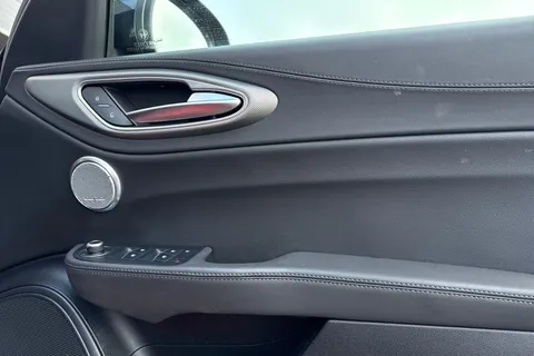 YW23OBN Alfa Romeo Giulia 2.0T Competizione Auto Euro 6 (s/s) 4dr Thumbnail #22