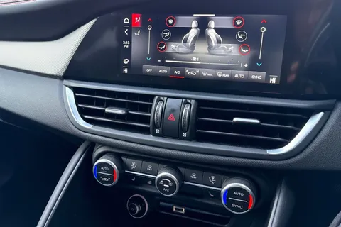 YW23OBN Alfa Romeo Giulia 2.0T Competizione Auto Euro 6 (s/s) 4dr Thumbnail #23