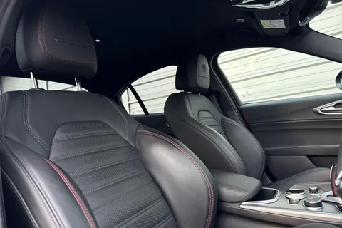 YW23OBN Alfa Romeo Giulia 2.0T Competizione Auto Euro 6 (s/s) 4dr Thumbnail #25