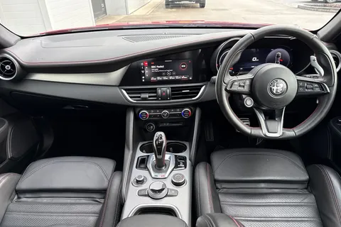 YW23OBN Alfa Romeo Giulia 2.0T Competizione Auto Euro 6 (s/s) 4dr Thumbnail #34