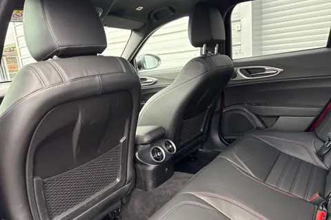 YW23OBN Alfa Romeo Giulia 2.0T Competizione Auto Euro 6 (s/s) 4dr Thumbnail #39