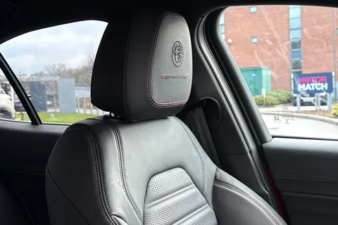 YW23OBN Alfa Romeo Giulia 2.0T Competizione Auto Euro 6 (s/s) 4dr Thumbnail #41