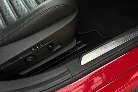 YW23OBN Alfa Romeo Giulia 2.0T Competizione Auto Euro 6 (s/s) 4dr Thumbnail #43