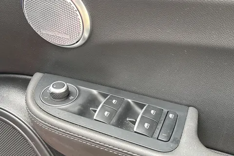 YW23OBN Alfa Romeo Giulia 2.0T Competizione Auto Euro 6 (s/s) 4dr Thumbnail #44