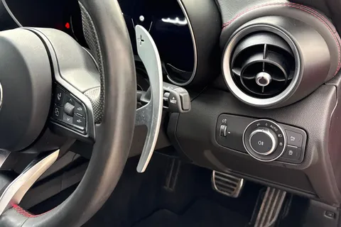 YW23OBN Alfa Romeo Giulia 2.0T Competizione Auto Euro 6 (s/s) 4dr Thumbnail #45