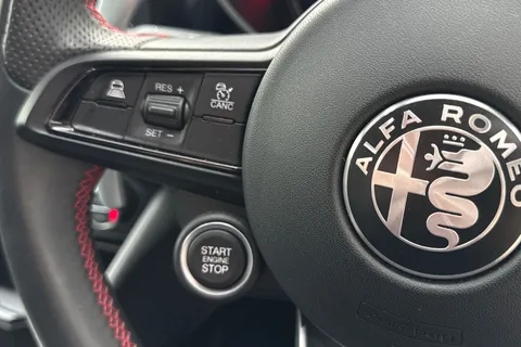 YW23OBN Alfa Romeo Giulia 2.0T Competizione Auto Euro 6 (s/s) 4dr Thumbnail #47