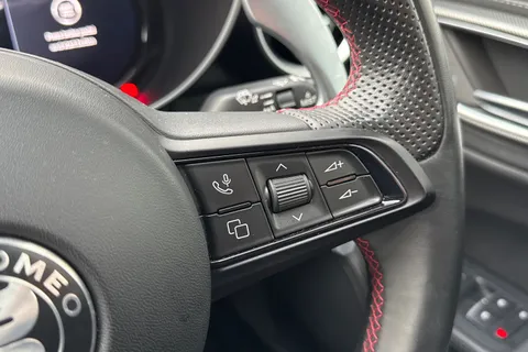 YW23OBN Alfa Romeo Giulia 2.0T Competizione Auto Euro 6 (s/s) 4dr Thumbnail #48