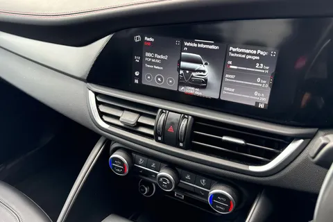 YW23OBN Alfa Romeo Giulia 2.0T Competizione Auto Euro 6 (s/s) 4dr Thumbnail #50