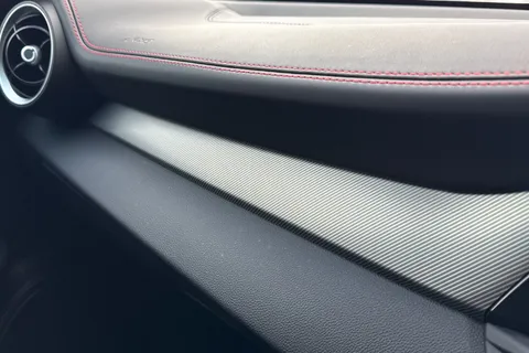 YW23OBN Alfa Romeo Giulia 2.0T Competizione Auto Euro 6 (s/s) 4dr Thumbnail #51