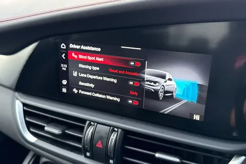 YW23OBN Alfa Romeo Giulia 2.0T Competizione Auto Euro 6 (s/s) 4dr Thumbnail #53