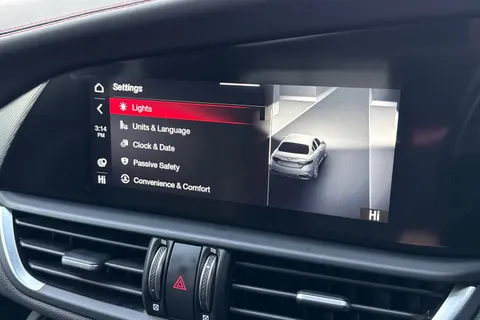 YW23OBN Alfa Romeo Giulia 2.0T Competizione Auto Euro 6 (s/s) 4dr Thumbnail #54